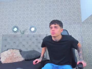 See Declanfox online Now @ sex.co.it